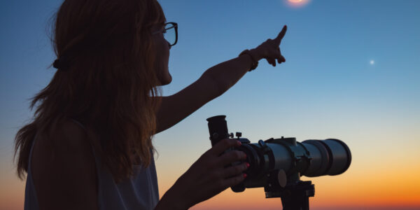 Astronomy-girl-with-telescope